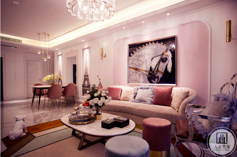 粉色的背景墙与白色沙发相结合，金属水晶吊灯照出暖暖的诗意。
