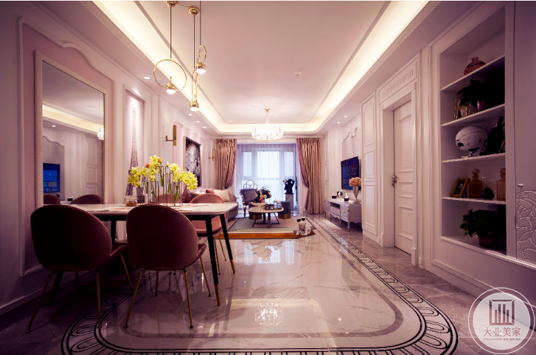 客厅花纹大理石整体通透明亮，与客厅的整体设计相互呼应，水晶吊灯更显示出浪漫的情怀。