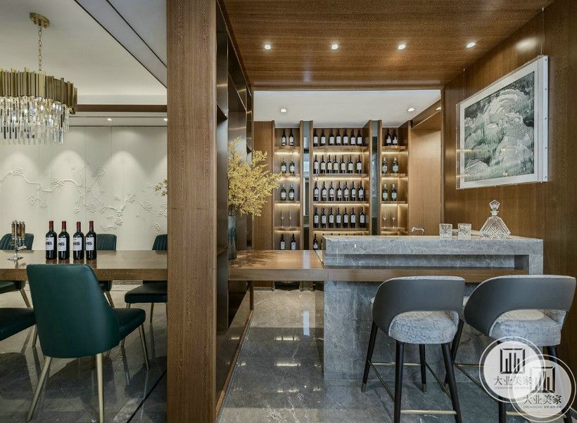 吧台：因为业主平时比较喜欢收藏红酒和饮用红酒，所以特意设计了酒窖和吧台，方便平时享用美酒。