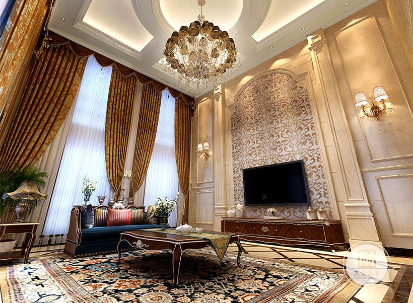 调高的客厅，加以奢华的古典的大型水晶灯饰，让整个空间氛围凸显奢华大气的别墅气息