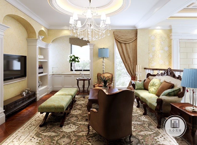客厅效果图-电视背景墙以米黄色的半椭圆造型更彰显欧式古典的稳重而又华丽，加以绿色的沙发做以整个客厅的点缀，更加使整个家洋溢着浪漫的气息。