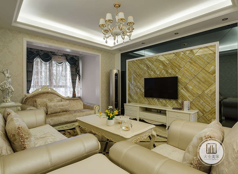 客厅-结合了一些现代审美的元素，墙纸是重要的装饰材料，大面积使用暖色淡色来突出点缀的主色调，漂亮的沙发颜色与客厅整体色调相呼应，