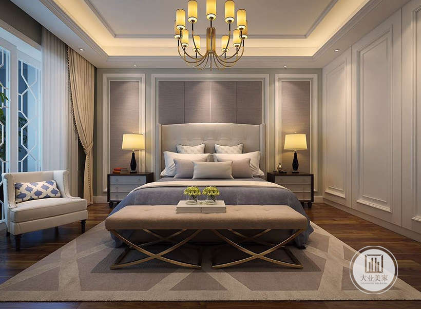 卧室在软装的搭配上，采用了极少的金色做点缀，米白色丝绒窗帘与金色碰撞，增添了空间的精致感，白色的小沙发铺陈了空间放松的休息氛围。