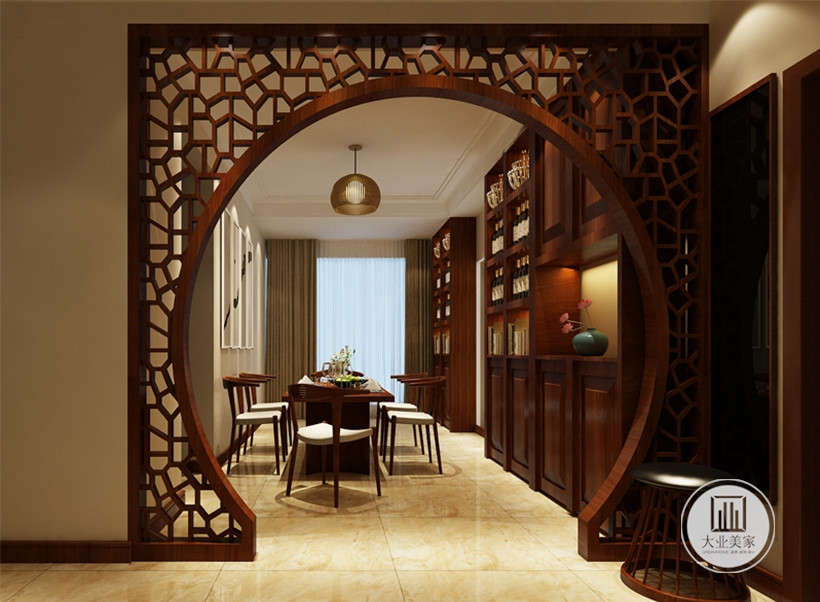 本案客餐厅利用中式圆形镂空花格屏风，与客厅氛围划分得体.，中式氛围韵味十足.