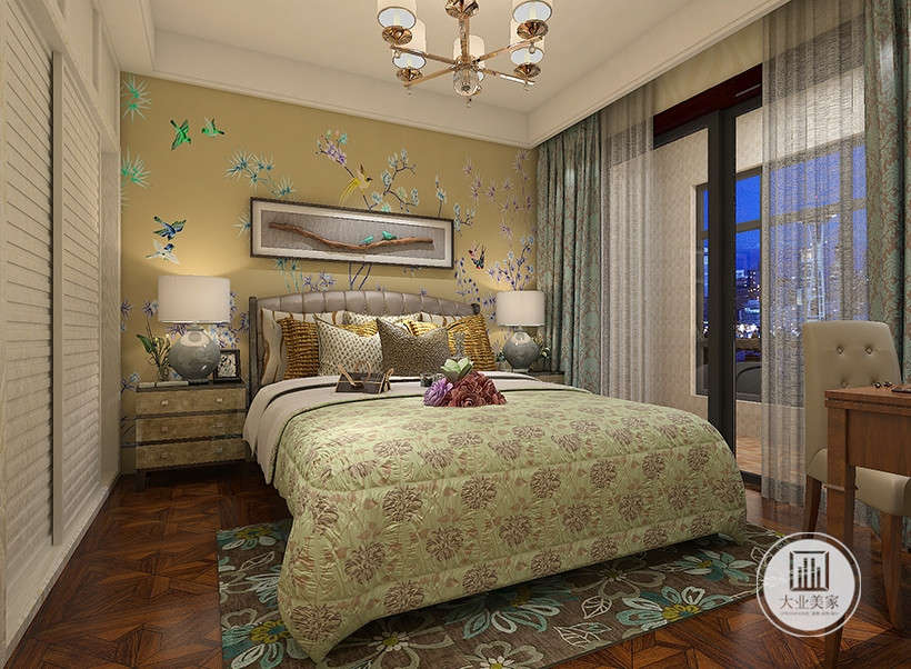 主卧用的是壁纸，中国花鸟图案，结合健康环保的实木地板，整个卧室更加的温馨舒适。