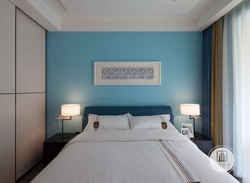 卧室效果图-主卧室的整体色调相对来说更加素雅一些，卧室墙纸为蓝色的淡雅，傍边两个的床头灯到了晚上，开个小灯，浪漫温馨。 