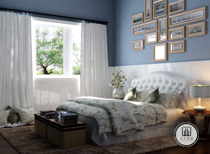 卧室效果图-卧室整体以淡雅清新为主题，墙面刷漆则是选择淡蓝色的配以白色为辅，整个细节更加精美，洋溢着美式的浪漫与温馨的气息。