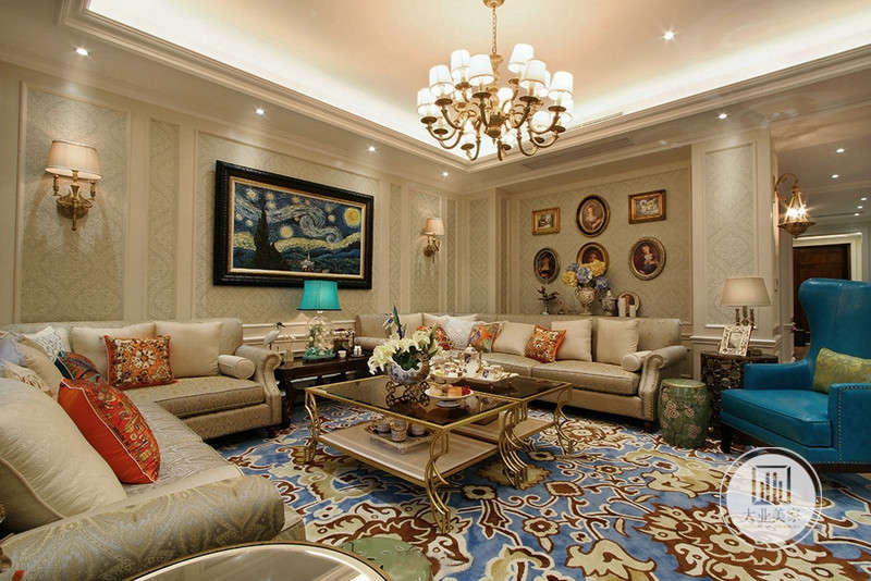 客厅效果图-客厅以欧式线条勾勒出不同的装饰造型，家具以沉稳为主，细节雕刻精美，洋溢着现代欧式的稳重华丽。
