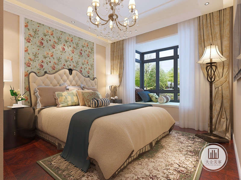 主卧床头使用软包及花朵壁纸，清新与复古的集合，浪漫温馨。