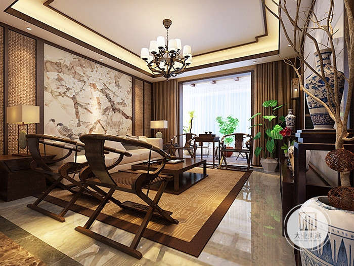 本案的新中式风格偏复古的设计，客厅沙发背景墙硬包采用的是花鸟壁画，用中式木纹格相结合，散发古朴悠远的中式气息。