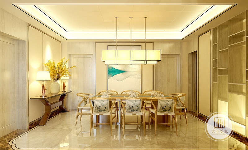 餐厅效果图-餐厅整体黄白色相间的大理石通铺，加以一个长方形的水晶吊灯慢慢垂下来相呼应，金黄色的餐椅餐桌更使整体餐厅自然清新。