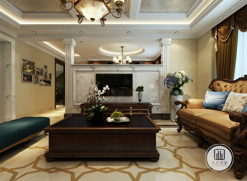 客厅的硬装部分为浅色，而家具选用了深色，深色的像木和枫木家具色彩鲜艳的布艺沙发都是欧式风格不可缺少的元素。 