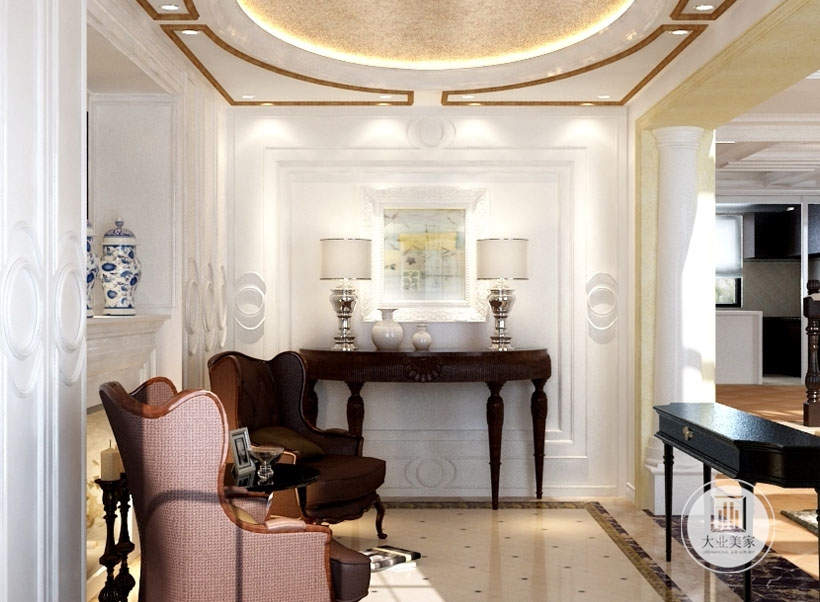 客厅效果图-圆形的吊顶加以褐金色的边边，前方配以一副装饰画一个深褐色的桌子，整体彰显古典欧式的风情。
