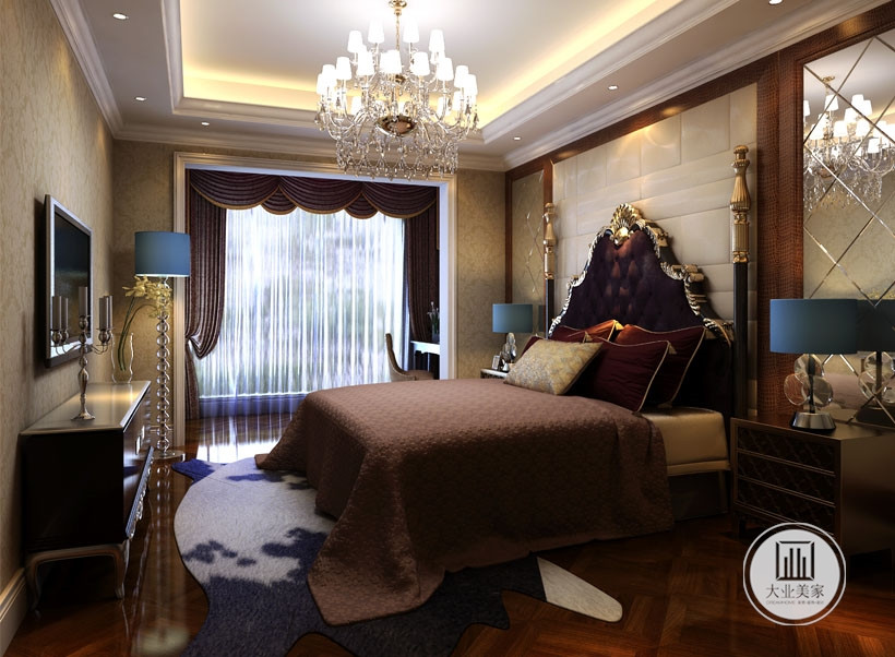 主卧室效果图-主卧室整个空间洋溢着古典欧式的稳重与华丽，家具整体以沉稳深色系为主，整个房间用的都是木地板更加的舒服，一个水晶吊灯照满整个浪漫的屋子。