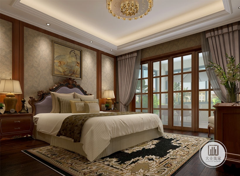 主卧室的床头以大气稳重为主，床头是非常复古的欧  式风格，地毯也是偏宫廷风的纹路，结合软装和木地板  ，让整个卧室有格调又舒适。
